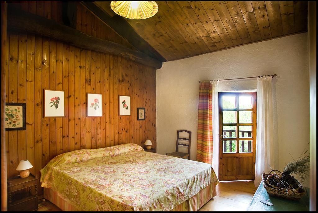 Agriturismo Famiglia Al Castello Di Bagnolo Bagnolo Piemonte Zimmer foto